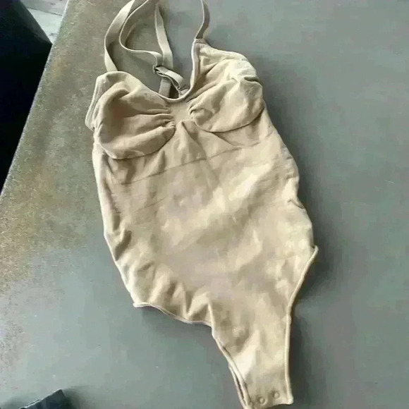 SKIMS Adjustable Straps Seamless Sculpt Compression Thong Bodysuit Size… - Picture 4 of 7